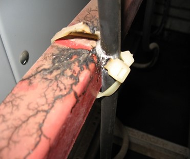 Неправильное крепление кабеля и поврежденная изоляция привели к опасной утечке тока